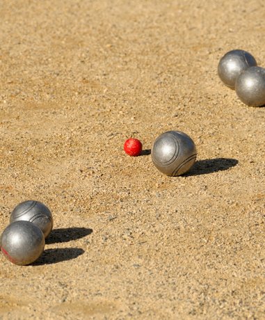 Pétanque players in action