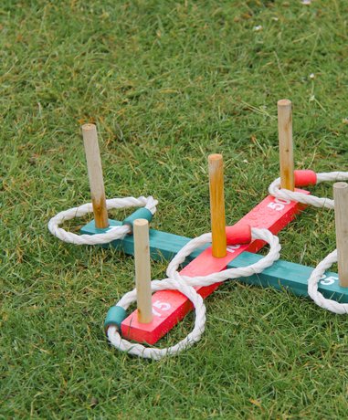 Player throwing quoit at target